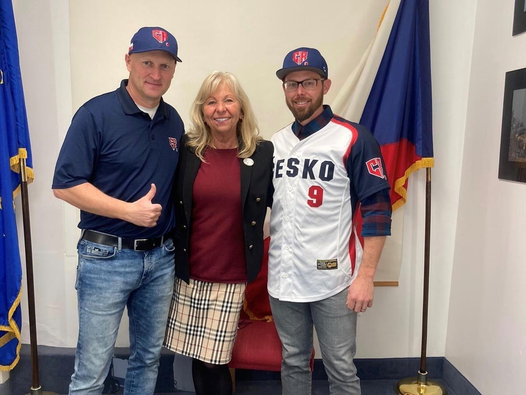 This photo captured from the official website of the World Baseball Softball Confederation shows Pavel Chadim (L), manager of the Czech Republic national baseball team, with U.S.-born former major leaguer Eric Sogard (R), on Feb. 24, 2022, after Sogard acquired Czech citizenship thanks to his Czech-born mother, Anna Vodicka (C). (PHOTO NOT FOR SALE) (Yonhap)