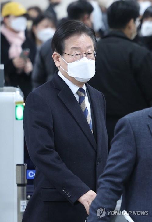 Opposition leader Lee Jae-myung arrives at the Seoul Central District Court in southern Seoul on March 3, 2023, to attend his trial on alleged election violations. (Yonhap)