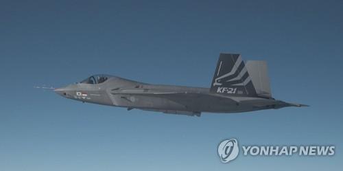 Esta foto de archivo, publicada por la Administración del Programa de Adquisición de Defensa el 17 de enero de 2023, muestra un prototipo de caza KF-21 realizando un vuelo de prueba.  (FOTO NO A LA VENTA) (Yonhap)