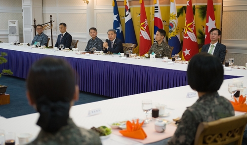 Defense chief visits submarine command