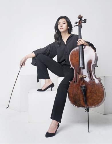  Cellist Youn Ji-won combines paintings with music for boundless art experience