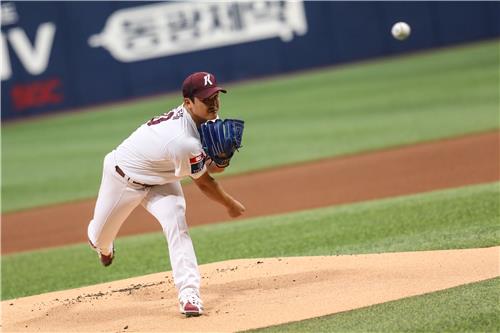 Kiwoom Heroes starter Choi Won-tae pitches against the Samsung Lions in a Korea Baseball Organization preseason game at Gocheok Sky Dome in Seoul on March 24, 2023, in this photo provided by the Heroes. (PHOTO NOT FOR SALE) (Yonhap)