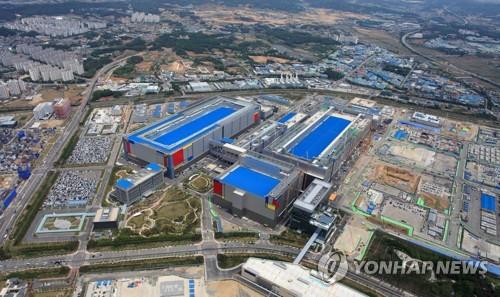 This file photo provided by Samsung Electronics Co. shows the company's semiconductor factory in Pyeongtaek, 65 kilometers south of Seoul. (PHOTO NOT FOR SALE) (Yonhap)