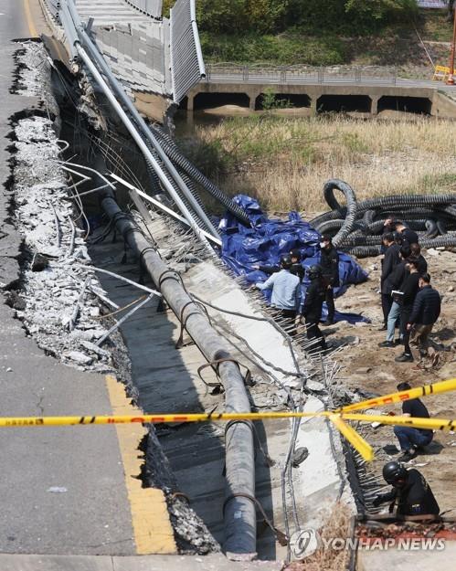 (LEAD) Seongnam City Hall raided in bridge collapse probe