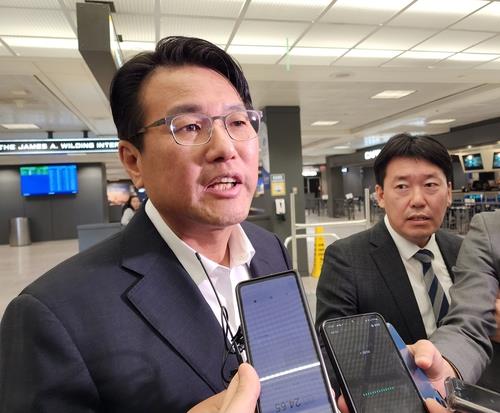 Kim Tae-hyo (L), principal deputy national security adviser, speaks to reporters after arriving at Washington Dulles International Airport in Virginia on April 11, 2023. (Yonhap)