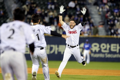 LG Twins retain free agent outfielder Kim Hyun-soo : r/KBO