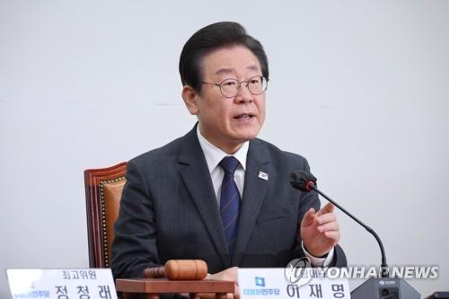 El líder de la oposición, Lee Jae-myung, habla durante una reunión del partido el 17 de abril de 2023. (Yonhap) 