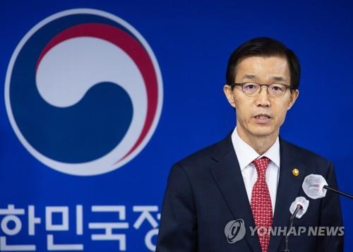 El Ministro de Coordinación de Políticas Gubernamentales, Bang Moon-kyu, habla con los periodistas en Seúl el 18 de abril de 2023. (Yonhap) 