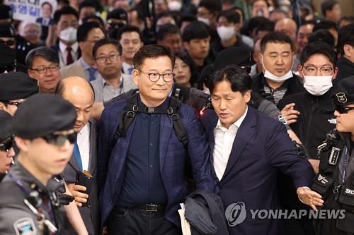 Former Democratic Party leader Song Young-gil arrives at Incheon International Airport on April, 24, 2023. (Yonhap)