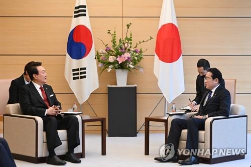 This file photo shows South Korean President Yoon Suk Yeol (L) and Japanese Prime Minister Fumio Kishida holding talks in Tokyo on March 16, 2023. (Yonhap)