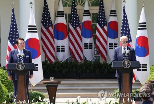 South Korean President Yoon Suk Yeol (L) and U.S. President Joe Biden hold a joint news conference after their summit at the White House in Washington, D.C., on April 26, 2023. (Yonhap)