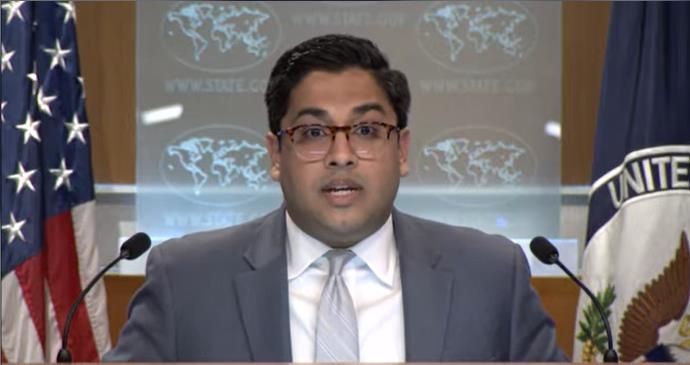 En esta imagen capturada, se ve al portavoz adjunto del Departamento de Estado, Vedant Patel, hablando durante una conferencia de prensa diaria en el departamento en Washington el 1 de mayo de 2023.  (Yonhap)