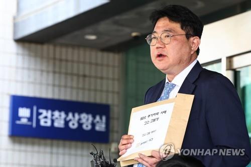 A lawyer representing about 60 people who claim to be victims of a massive stock price manipulation speaks to reporters before filing their complaint with the Seoul Southern District Prosecutors Office in Seoul on May 9, 2023. (Yonhap)