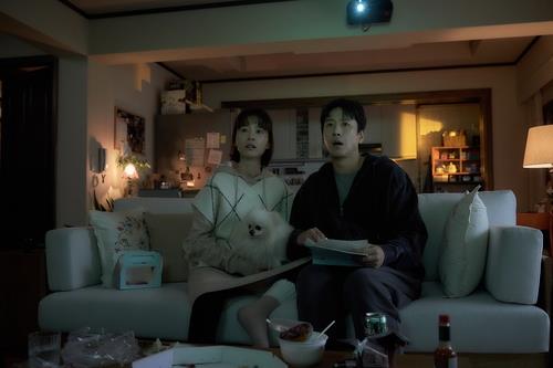 A scene from the Korean film "Sleep" is seen in this photo provided by distributor Lotte Entertainment. (PHOTO NOT FOR SALE) (Yonhap)
