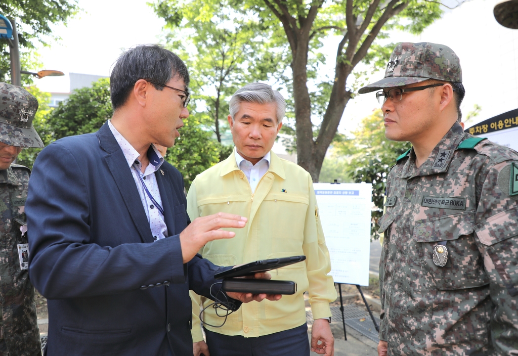 Military Manpower Administration Commissioner Lee Ki-sik (C) visits a site of drills on the peacetime and wartime transportation of reservist troops in Busan, 320 kilometers southeast of Seoul, on May 16, 2023, in this photo released by his office. (PHOTO NOT FOR SALE) (Yonhap)
