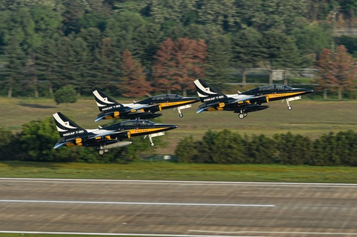 S. Korea's Black Eagles aerobatic team departs to join air show in Malaysia