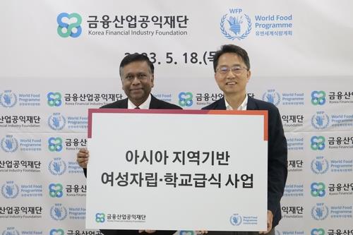 This photo provided by the World Food Programme's Seoul office on May 21, 2023, shows Abdur Rahim Siddiqui (L), Sri Lankan representative for WFP, after reaching an agreement with the Korea Financial Industry Foundation on a contribution to the WFP Sri Lanka Home Grown School Feeding project. (PHOTO NOT FOR SALE) (Yonhap)