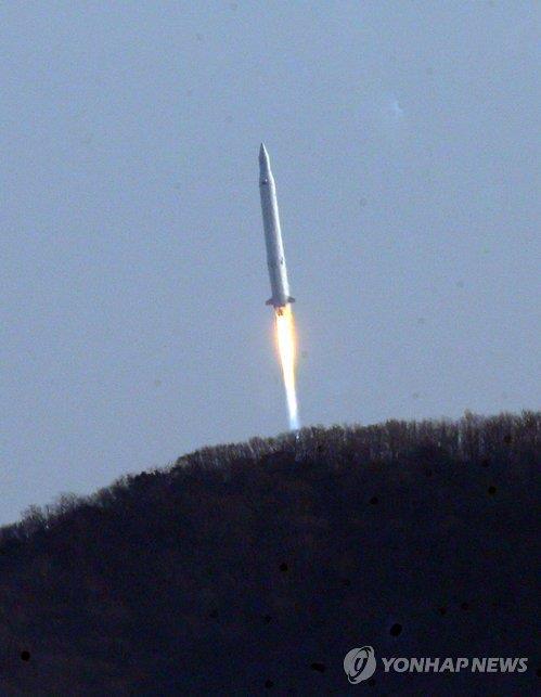 In this file photo on Jan. 30, 2013, South Korea's space rocket Naro, the Korea Space Launch Vehicle-1, carrying a science satellite, blasts off at Naro Space Center in Goheung, 328 kilometers south of Seoul. (Yonhap)