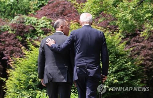 This file photo, taken May 22, 2022, shows U.S. President Joe Biden (R) walking with Hyundai Motor Group Executive Chair Euisun Chung after a speech on the South Korean carmaker's investment plan in the United States. (Yonhap)