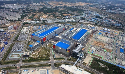 This photo provided by Samsung Electronics Co. on Aug. 30, 2020, shows the company's chip fabrication line, Pyeongtaek Line 2, in Pyeongtaek, some 60 kilometers south of Seoul. (PHOTO NOT FOR SALE) (Yonhap)