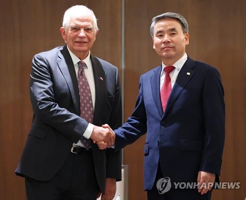 Defense Minister Lee Jong-sup (R) shakes hands with Josep Borrell, high representative of the European Union for foreign affairs and security policy, at the Shangri-La Dialogue in Singapore on June 3, 2023. (Yonhap)