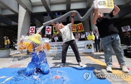 Environmental activists stage a rally in Jeonju, North Jeolla Province, southwestern South Korea, on June 8, 2023, to express their objection to Japan's decision to discharge radioactive water from the crippled Fukushima nuclear power plant into the sea. (Yonhap)