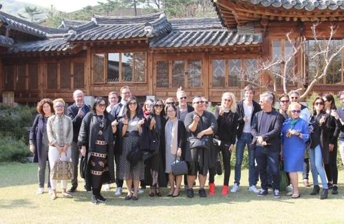 Esta foto sin fecha proporcionada por el gobierno metropolitano de Seúl muestra a un grupo de turistas extranjeros en una visita al Museo del Mueble de Corea en Seúl.  (FOTO NO A LA VENTA) (Yonhap)