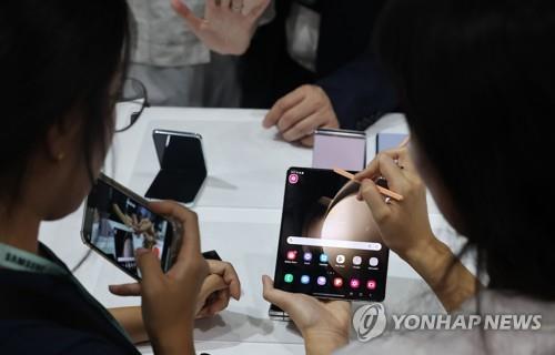 (3rd LD) Samsung Q2 profit down 95 pct amid chip oversupply, weaker demand, sees improvement in H2