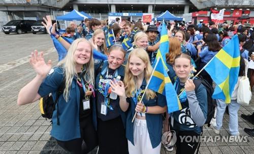 Participants of the 2023 World Scout Jamboree smile as they are to attend a closing ceremony and K-pop concert at Seoul World Cup Stadium in western Seoul on Aug. 11, 2023. (Yonhap)