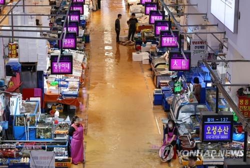 This photo, taken Aug. 22, 2023, shows Noryangjin Fish Market in Seoul is deserted. (Yonhap)
