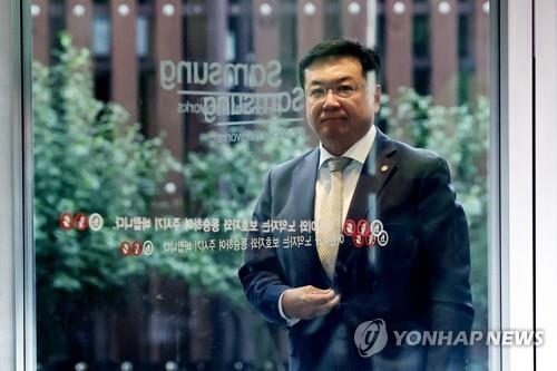 Lee Chan-hee, chairman of Samsung Group's independent corporate compliance oversight committee, enters a Samsung building in southern Seoul on Aug. 18, 2023. (Yonhap)
