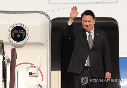 Cette photo d'archives non datée montre le président Yoon Suk Yeol saluant depuis à bord de l'avion présidentiel.  (Yonhap)