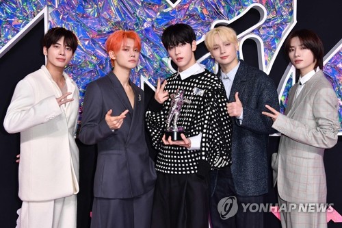 In this AFP photo, K-pop boy group Tomorrow X Together poses for photos at the 2023 MTV Video Music Awards on Sept. 12, 2023, in Newark, New Jersey. (Yonhap)