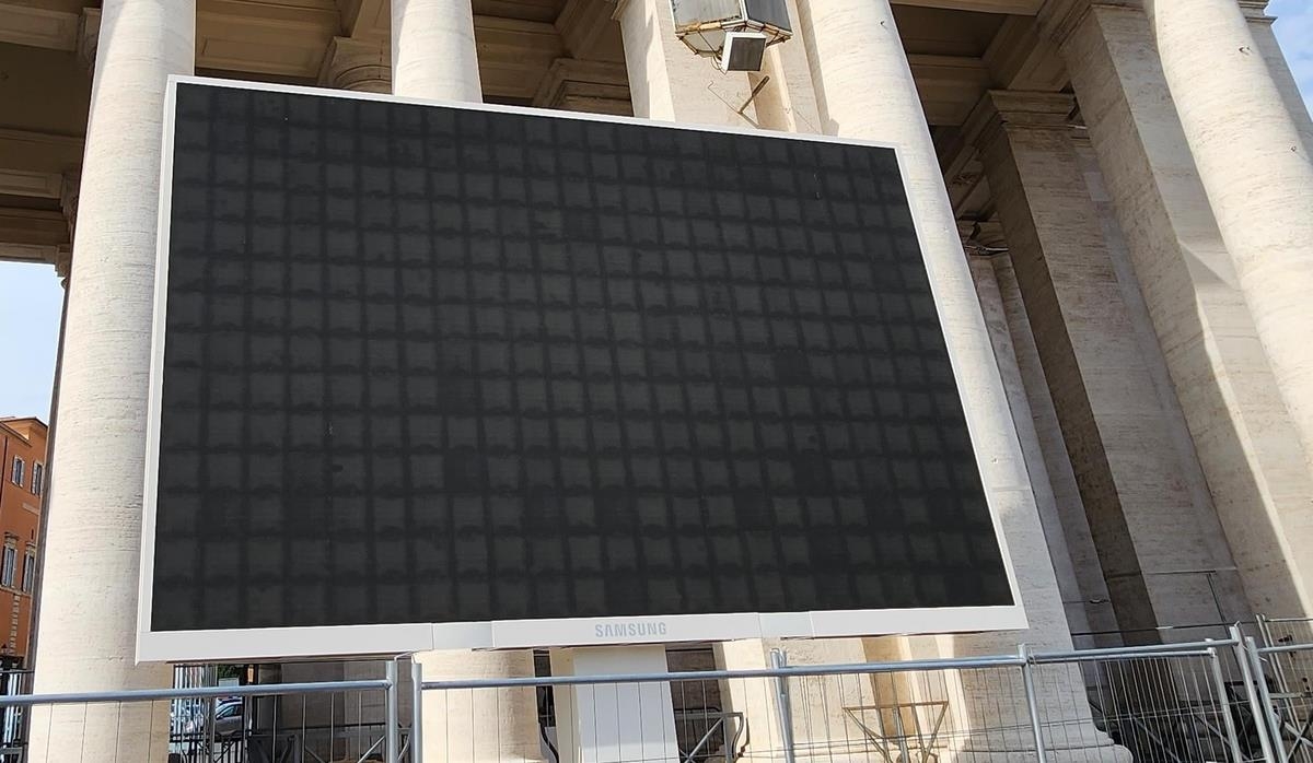 Samsung Electronics Co.'s logo is printed in light gray at the bottom of the LED signage at St. Peter's Square at the Vatican on Sept. 13, 2023. (Yonhap)