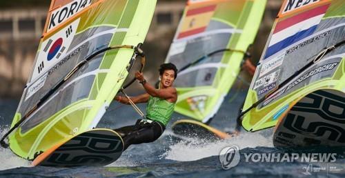 (LEAD) (Asiad) Cho Won-woo wins S. Korea's first gold in sailing