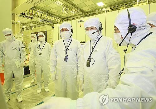 조경호 기획재정부 장관(오른쪽에서 두 번째)이 2023년 9월 27일 서울에서 남쪽으로 58㎞ 떨어진 이천 SK하이닉스 생산라인을 방문하고 있다.  (사진은 비매품입니다) (연합)