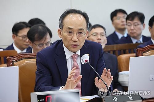 조경호 기획재정부 장관이 2023년 10월 20일 서울에서 열린 국정감사에서 발언하고 있다.(연합)