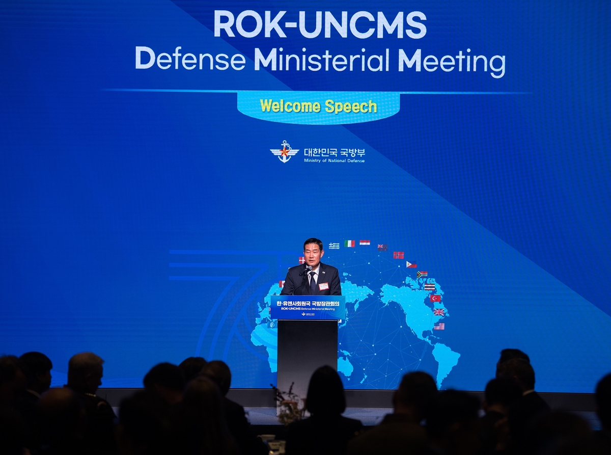 El ministro de Defensa, Shin Won-sik, habla durante una recepción de bienvenida para los jefes de defensa y representantes de los estados miembros del Comando de la ONU en un hotel en el sur de Seúl, el 13 de noviembre de 2023, en esta fotografía proporcionada por su oficina.  (FOTO NO EN VENTA) (Yonhap)