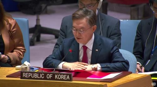 Esta foto, capturada de la Web TV de la ONU, muestra al embajador de Corea del Sur ante la ONU, Hwang Joon-kook, asistiendo a una sesión de la ONU en Nueva York.  (FOTO NO EN VENTA) (Yonhap)