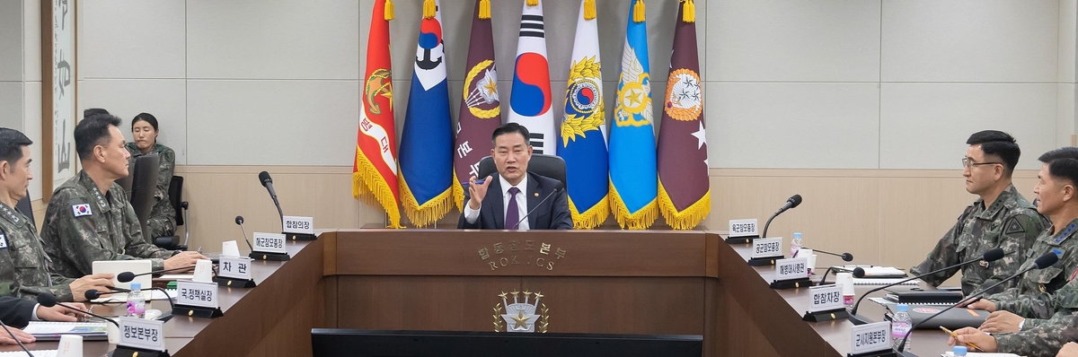 El ministro de Defensa, Shin Won-sik, habla durante una reunión con el general Kim Myung-soo, nuevo presidente del JCS, y los jefes del Ejército, la Armada, la Fuerza Aérea y la Infantería de Marina en el edificio del Ministerio de Defensa en Seúl el 28 de noviembre de 2023. , en esta foto proporcionada por la oficina de Shin.  (FOTO NO EN VENTA) (Yonhap) 