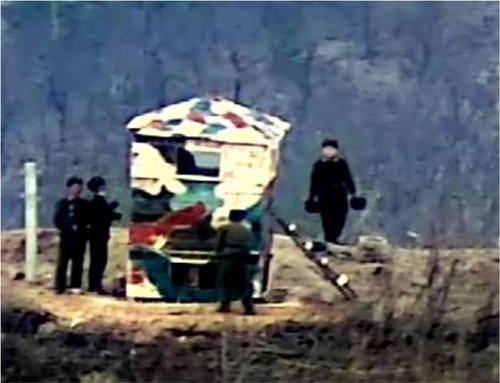 Soldados norcoreanos son vistos cerca de un puesto de guardia dentro de la Zona Desmilitarizada que separa las dos Coreas en esta fotografía proporcionada por el Ministerio de Defensa de Corea del Sur el 27 de noviembre de 2023. (FOTO NO A LA VENTA) (Yonhap)