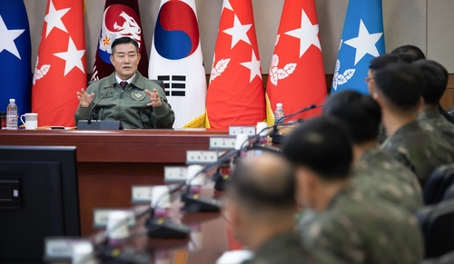 El ministro de Defensa, Shin Won-sik, habla durante una reunión con personal del Comando de Contrainteligencia de Defensa en Gwacheon, al sur de Seúl, el 14 de diciembre de 2023, en esta fotografía proporcionada por el Ministerio de Defensa.  (FOTO NO EN VENTA) (Yonhap)
