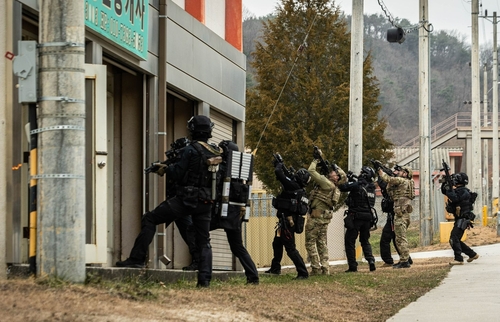 Las fuerzas de operaciones especiales de Corea del Sur y de EE. UU. participan en un ejercicio militar combinado de dos semanas en un lugar no revelado en esta fotografía publicada por las Fuerzas de EE. UU. en Corea el 18 de diciembre de 2023. (FOTO NO A LA VENTA) (Yonhap)