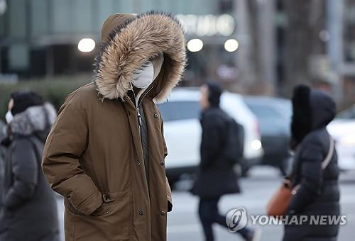Los ciudadanos se dirigen a trabajar en el centro de Seúl en un frío 23 de enero de 2024, con una ola de frío que llevó la temperatura aparente en la capital a -21,7 C temprano en la mañana.  (Yonhap)