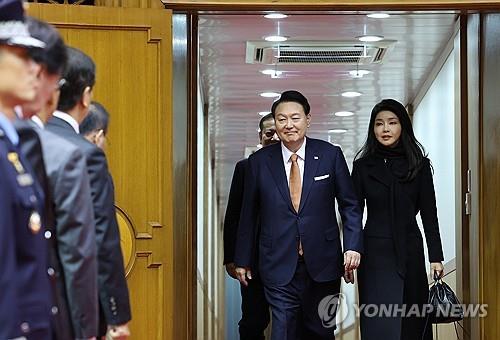 In this file photo taken Dec. 15, 2023, President Yoon Suk Yeol (2nd from R) and first lady Kim Keon Hee arrive in Seoul after visiting the Netherlands. (Yonhap)