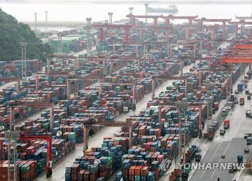 2023년 7월 4일 촬영된 이 파일 사진에서 컨테이너들은 한국 최대 항구인 부산의 부두에 쌓여 있다.(연합)