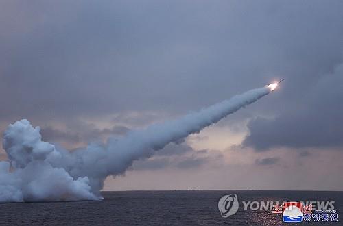 Esta foto, publicada por la Agencia Central de Noticias Coreana oficial de Corea del Norte el 29 de enero de 2024, muestra el disparo por parte de Corea del Norte de un supuesto misil de crucero lanzado desde un submarino el día anterior.  (Para uso únicamente en la República de Corea. Sin redistribución) (Yonhap)