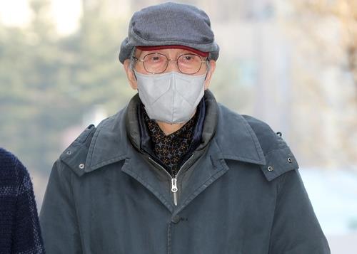 O Yeong-su, the winner of a 2022 Golden Globe award for his role in "Squid Game," heads to a court in Suwon, south of Seoul, for a hearing in this file photo taken Feb. 3, 2023. (Yonhap)