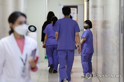 Trabajadores médicos caminan en el Hospital Universitario Nacional de Chonnam, en Gwangju, a 267 kilómetros al sur de Seúl, el 6 de febrero de 2023. (Yonhap)