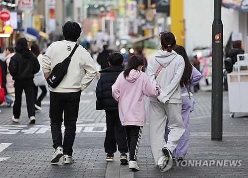 2024년 2월 13일 촬영된 이 사진은 서울 명동거리의 사람들을 담고 있다.  (연합)